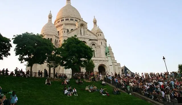 Montmartre Abbesses-artist Village Париж